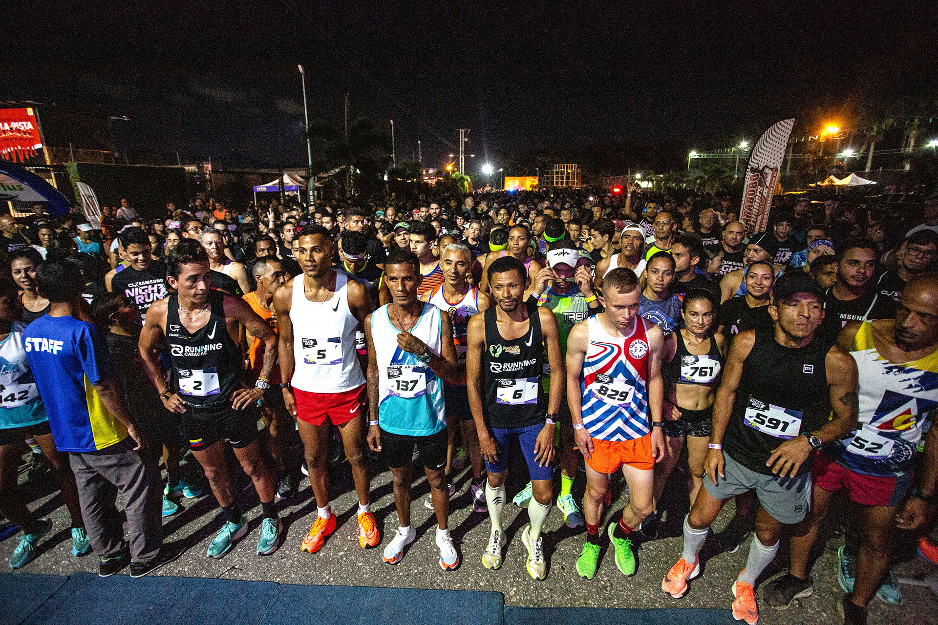 Más de 2 mil corredores participaron en la 2da edición Night Run de CLX Samsung
